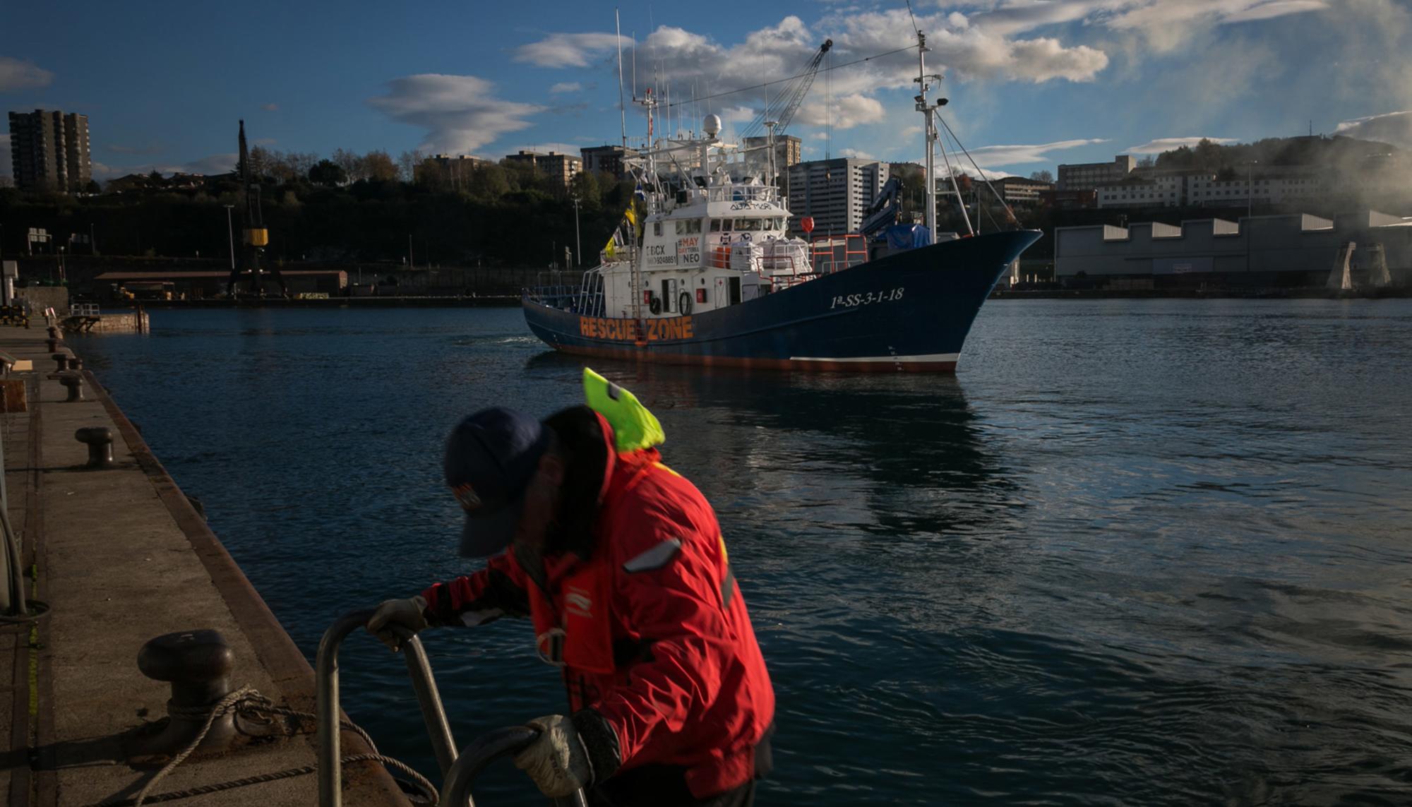 El Aita Mari realizando ejercicios de entrenamiento en el puerto de Pasaia